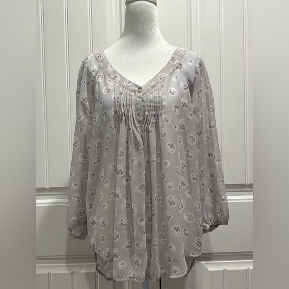 LC Lauren Conrad Tops - LC Lauren Conrad Light Gray Patterned Blouse Size M